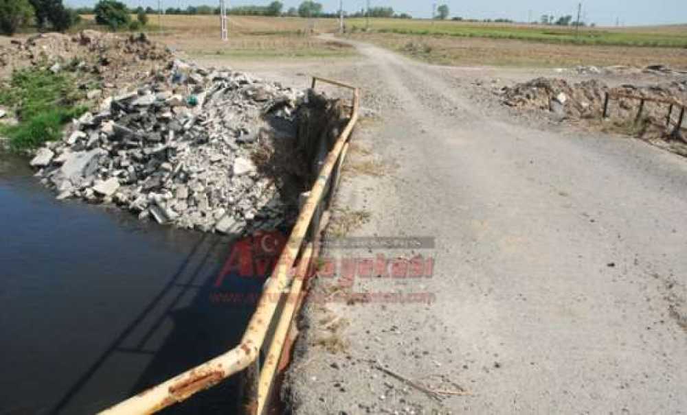 Her Yağmurda Yıkılıyor