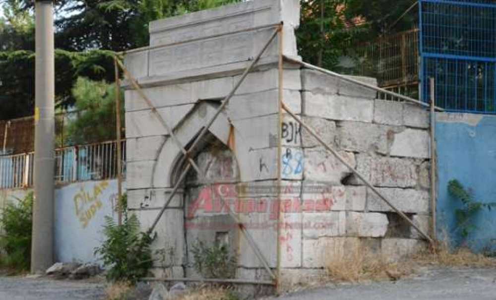 Tarihi Çeşme Kaderine Terk Edildi