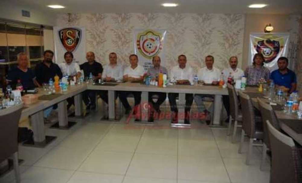 Çorlu Futbol Kulübü`nün Yönetici Ve Futbolcuları Yemekte Buluştu