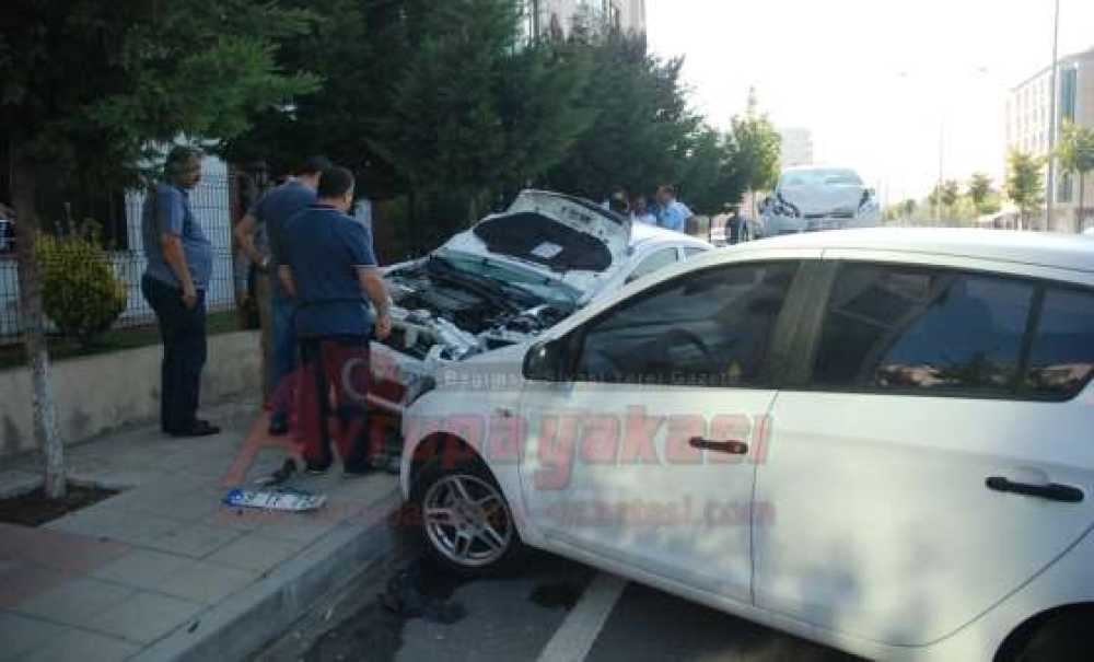 Minibüs Park Halindeki Otomobillere Çarptı