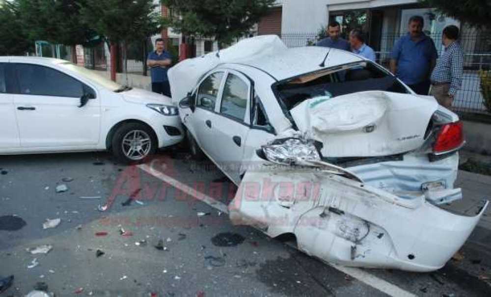 Minibüs Park Halindeki Otomobillere Çarptı