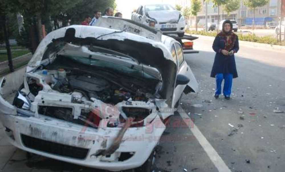 Minibüs Park Halindeki Otomobillere Çarptı