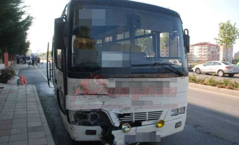 Minibüs Park Halindeki Otomobillere Çarptı