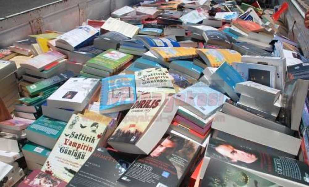 Çorlu Polisi Bandrolsüz Kitaplara El Koydu