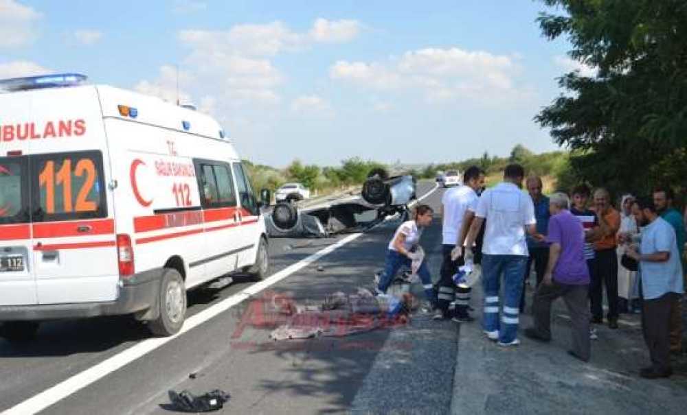 Otomobil Kamyonete Arkadan Çarptı 3 Ölü 1 Yaralı