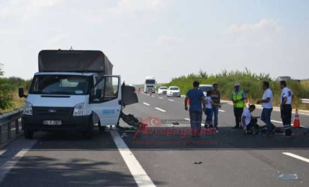 Otomobil Kamyonete Arkadan Çarptı 3 Ölü 1 Yaralı