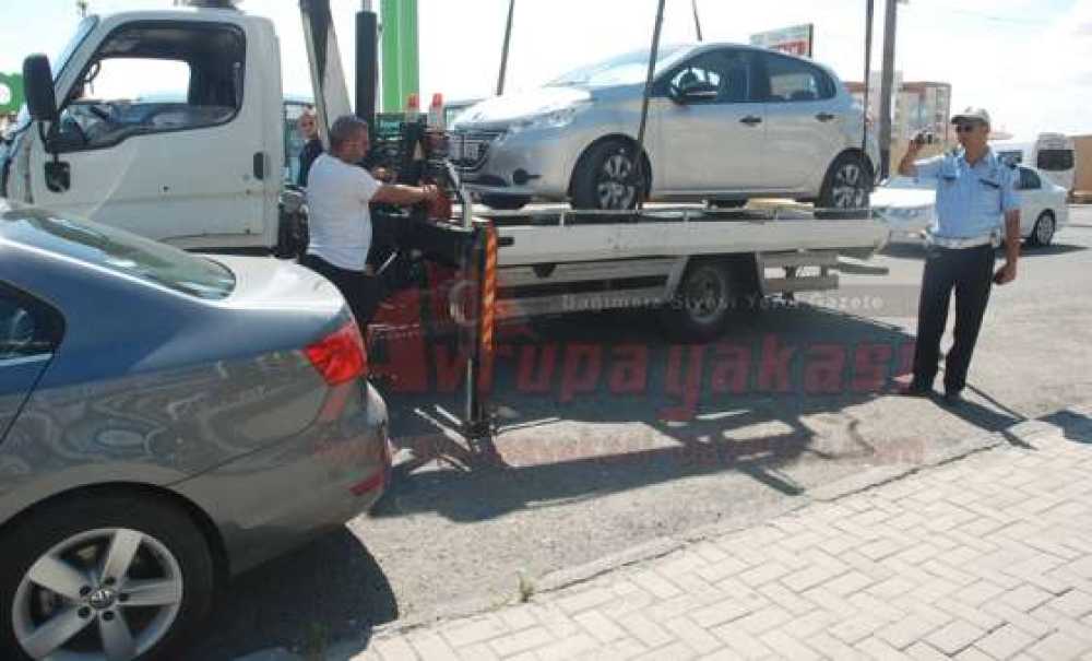 Trafik Polisleri Satılık İbareleri Araçları Kaldırdı