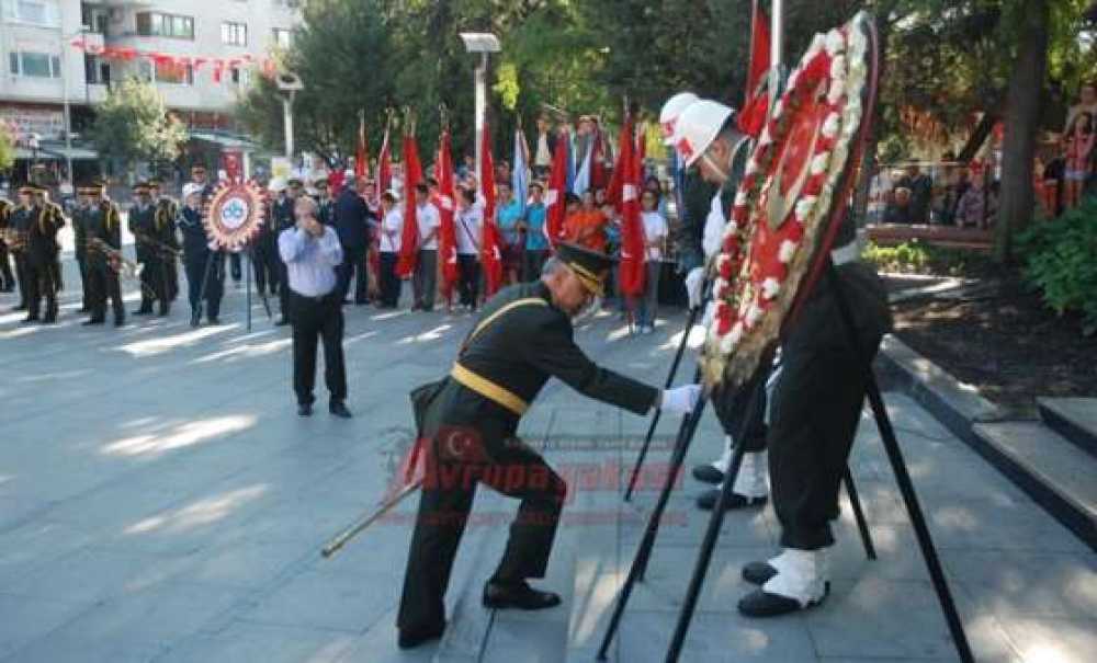 Çorlu Protokolü Atatürk Anıtına Çelenk Sundu