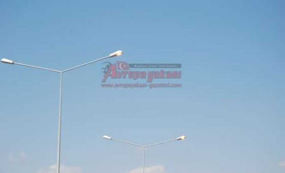 Yol Aydınlatmaları Gündüzleri De Yanıyor