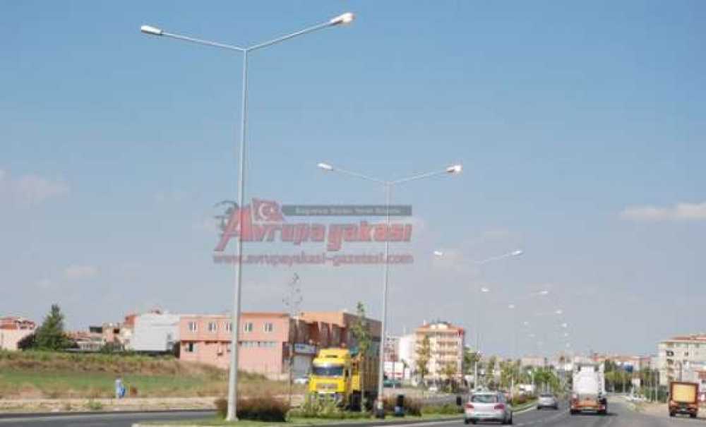 Yol Aydınlatmaları Gündüzleri De Yanıyor