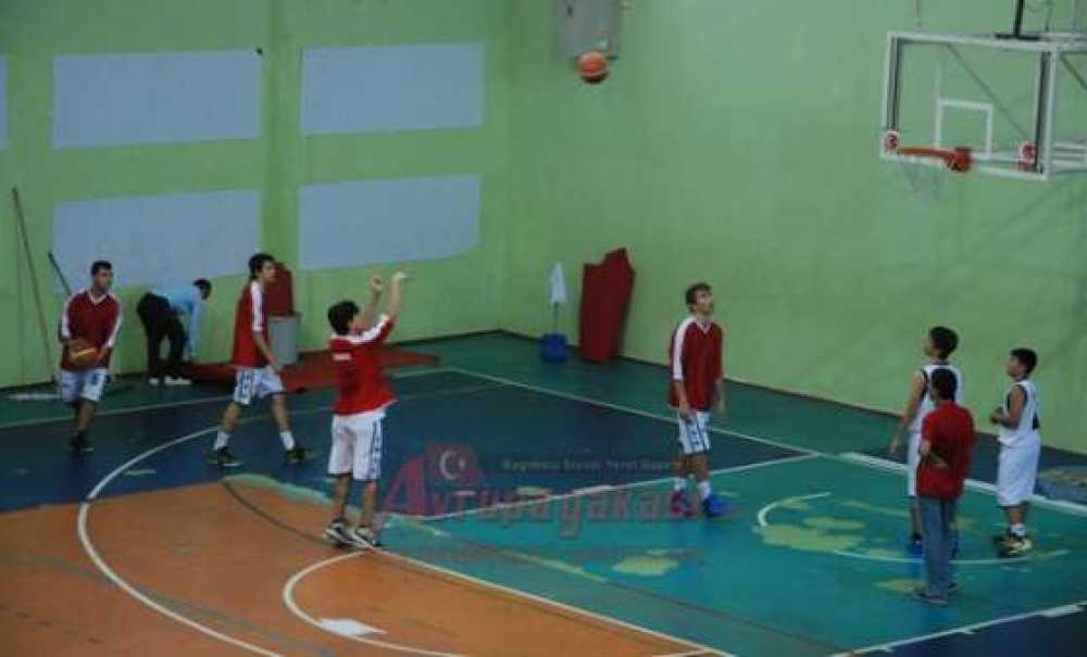 Çorlu Kapalı Spor Salonu`na Yağmur Yağdı