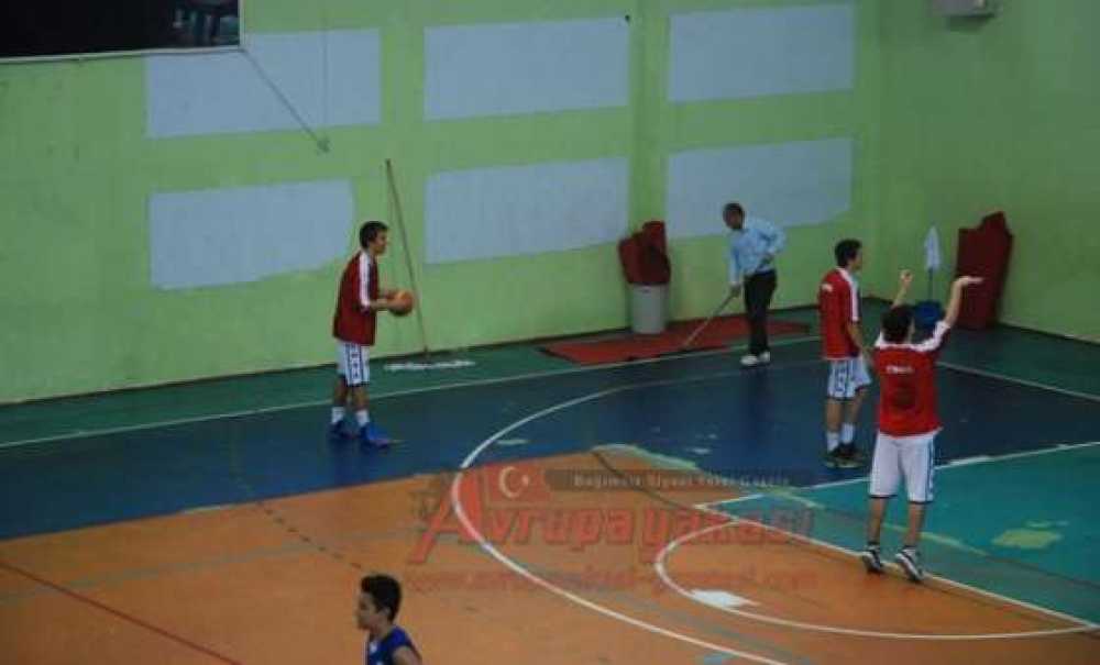 Çorlu Kapalı Spor Salonu`na Yağmur Yağdı