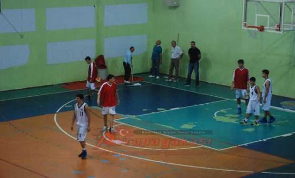 Çorlu Kapalı Spor Salonu`na Yağmur Yağdı