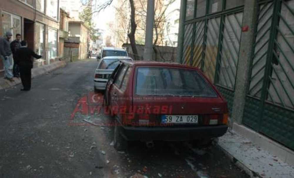 Apartmandan Dökülen Beton Parçaları Park Halindeki Otomobilin Üzerine Düştü