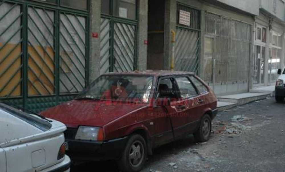 Apartmandan Dökülen Beton Parçaları Park Halindeki Otomobilin Üzerine Düştü