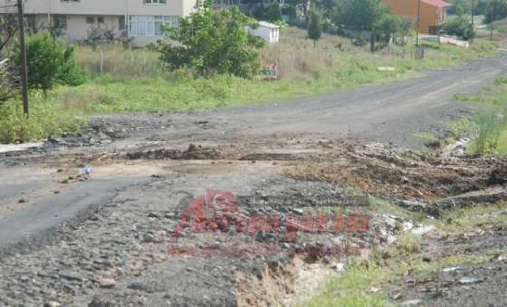 Tarlaya Dönen Yola Vatandaş Tepkisi
