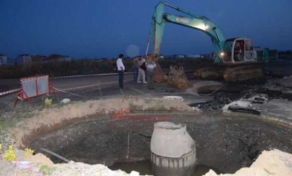 Bülent Ecevit Bulvarı'nda Yol Çöktü