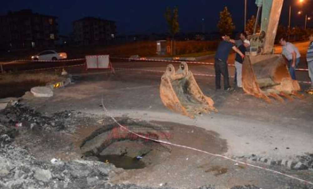 Bülent Ecevit Bulvarı'nda Yol Çöktü