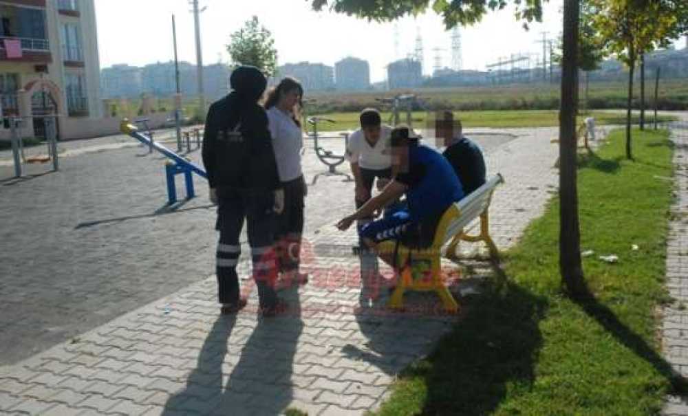 Bankta Uyuyan Gençler Polis Ve Sağlık Ekiplerini Alarma Geçirdi