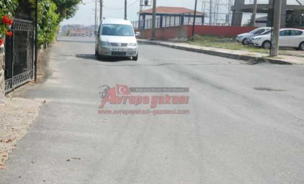 Erdal İnönü Caddesi`nde Asfalt Bozuldu