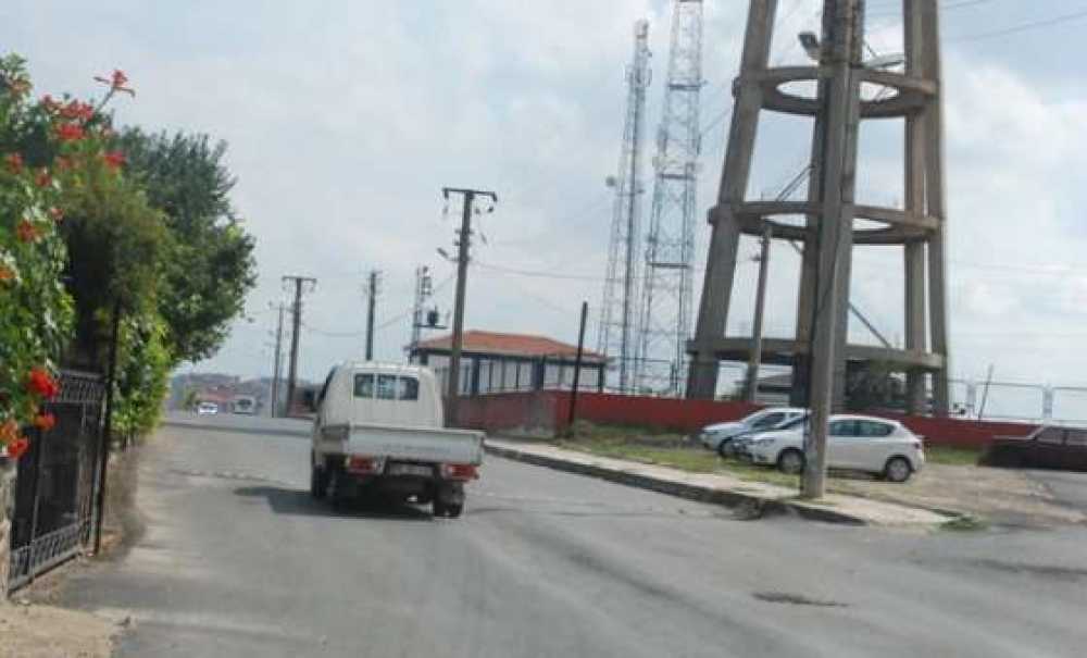 Erdal İnönü Caddesi`nde Asfalt Bozuldu