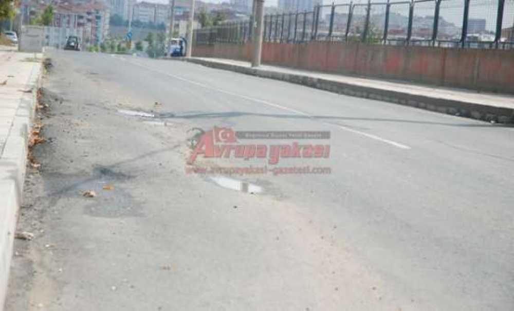 Erdal İnönü Caddesi`nde Asfalt Bozuldu