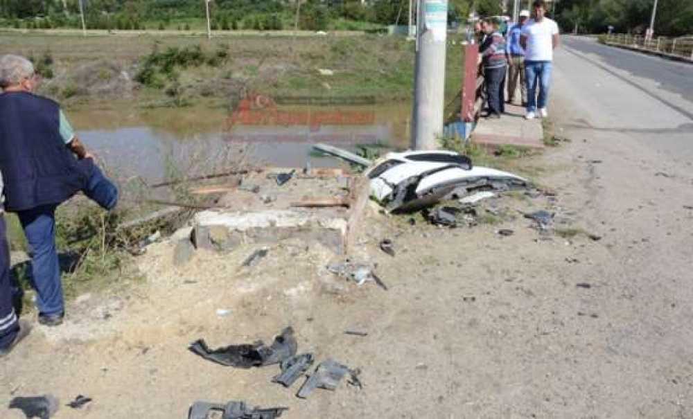 Otomobil Dereye Uçtu