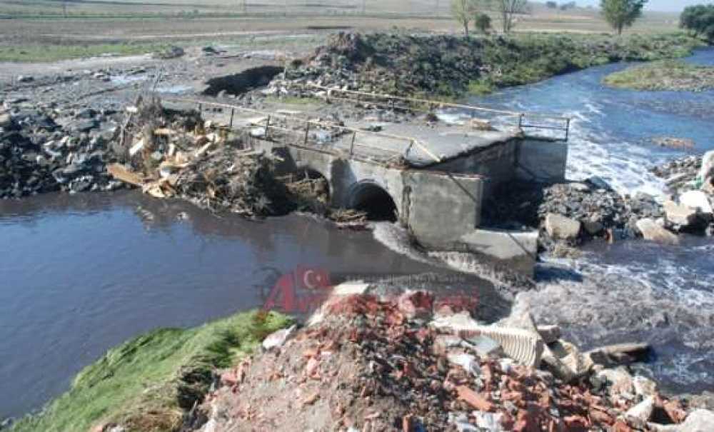 Sarılar Köprüsü Yine Çöktü