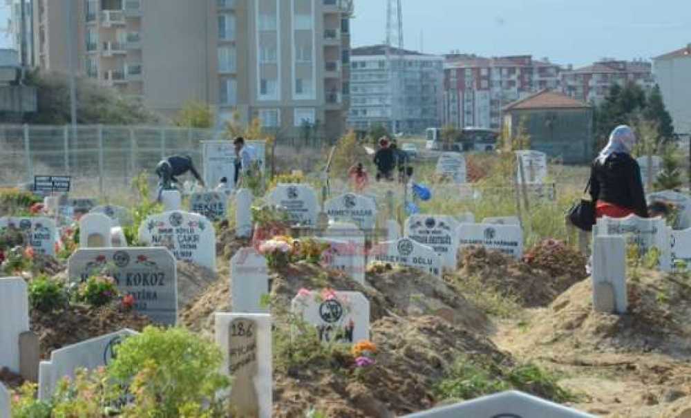 Bayramda Mezarlıklara Ziyaretçi Akını