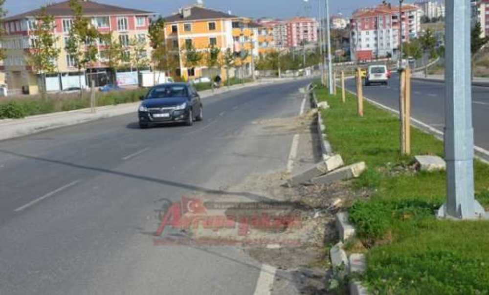 Kaldırım Taşları Tehlike Saçıyor