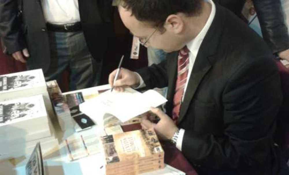 Çorlulu Genç Yazar Ramis Çınar Edirne Kitap Fuarı'nda İmza Gününe Katıldı