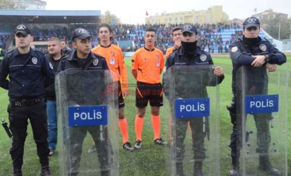 Tribünlerden Bira Şişesi