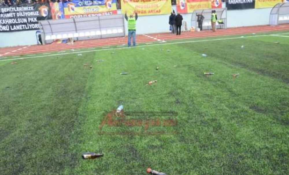 Tribünlerden Bira Şişesi