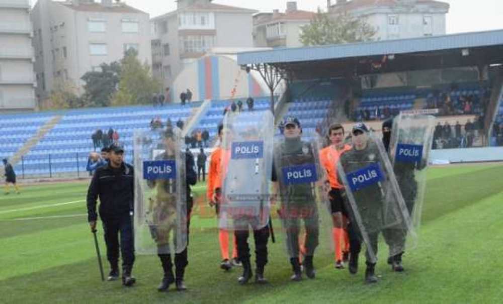 Tribünlerden Bira Şişesi