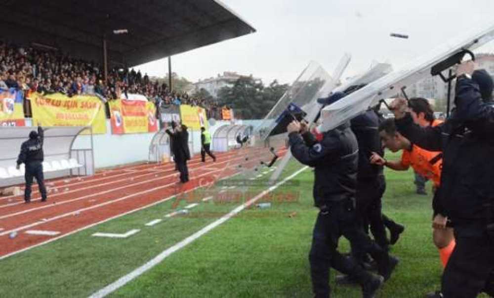 Tribünlerden Bira Şişesi