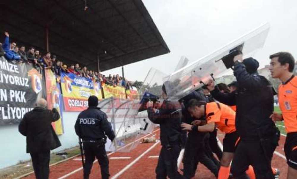 Tribünlerden Bira Şişesi