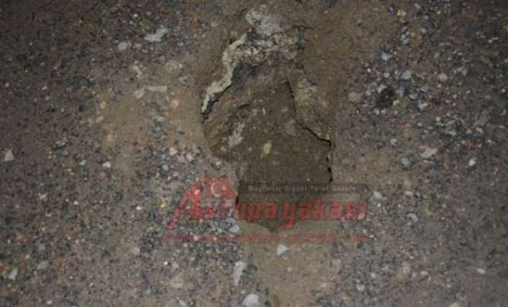 Çöken Yola Vatandaş Tedbiri