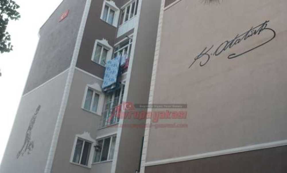 Göçmenler Atatürk Sevgisini Binalarına İşledi