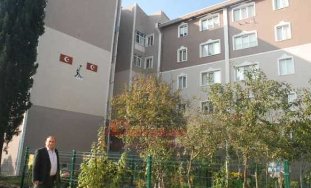 Göçmenler Atatürk Sevgisini Binalarına İşledi