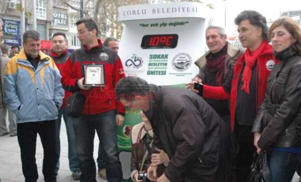 Çorlu Belediyesi'nden Sokak Hayvanlarını Besleyen Geri Dönüşüm Ünitesi