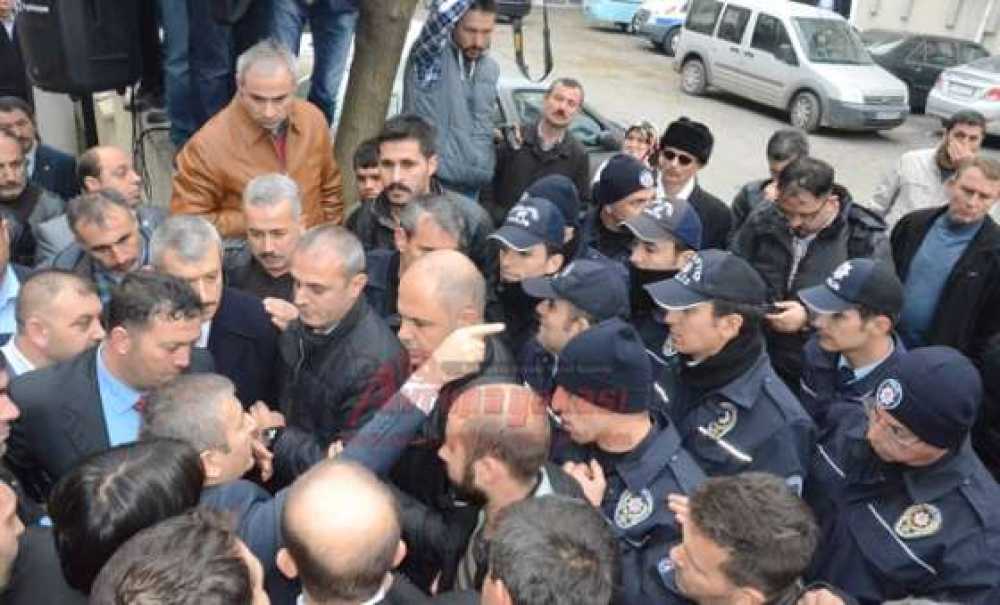 Bbp'lilerden Çorlu Adliyesi'ne Siyah Çelenk