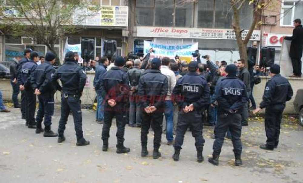 Bbp'lilerden Çorlu Adliyesi'ne Siyah Çelenk