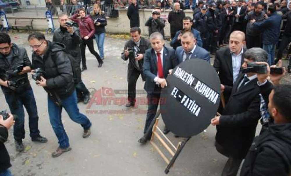 Bbp'lilerden Çorlu Adliyesi'ne Siyah Çelenk