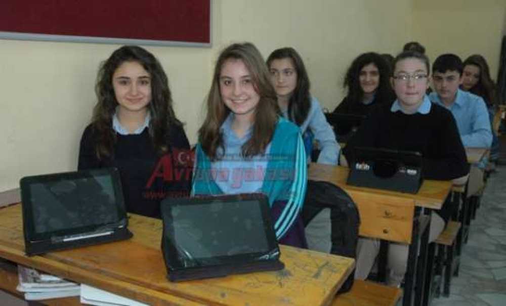 Çorlu Kaymakamı Hulusi Doğan Fatih Projesi Kapsamında Öğrencilere Tablet Bilgisayar Dağıttı