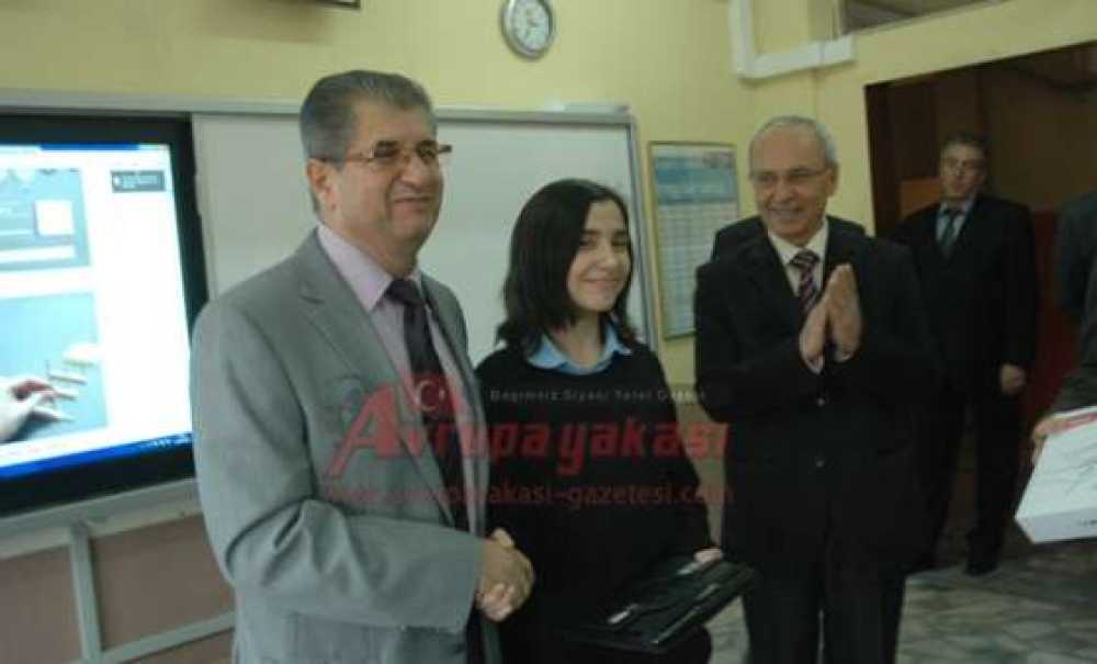 Çorlu Kaymakamı Hulusi Doğan Fatih Projesi Kapsamında Öğrencilere Tablet Bilgisayar Dağıttı