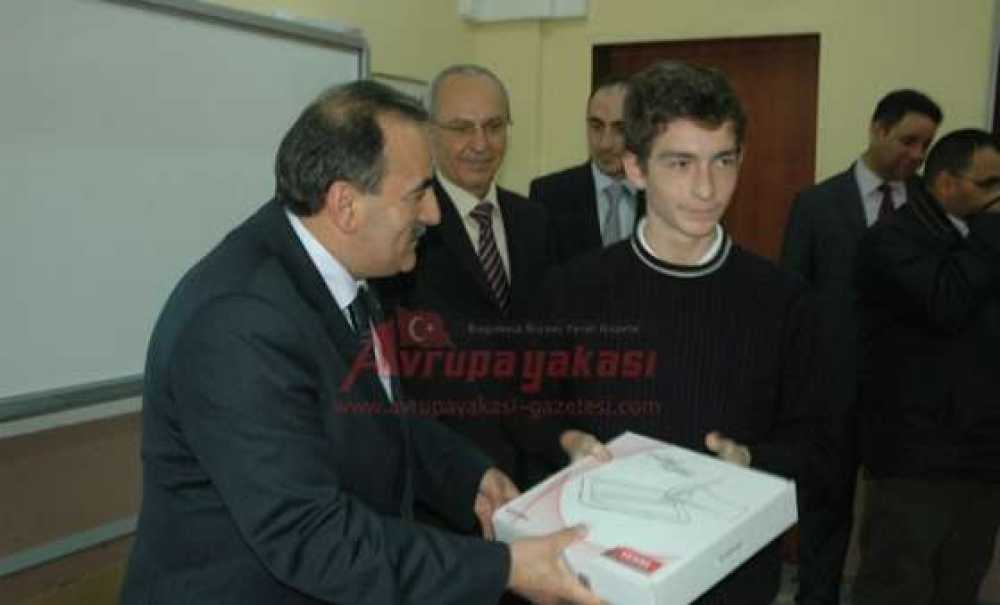 Çorlu Kaymakamı Hulusi Doğan Fatih Projesi Kapsamında Öğrencilere Tablet Bilgisayar Dağıttı