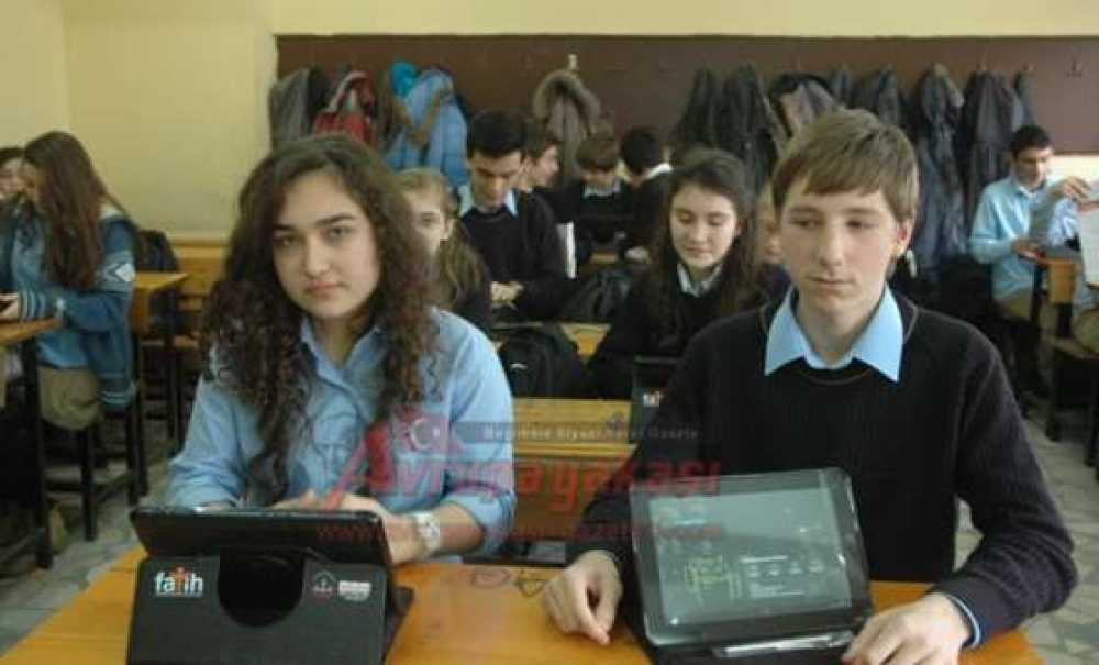 Çorlu Kaymakamı Hulusi Doğan Fatih Projesi Kapsamında Öğrencilere Tablet Bilgisayar Dağıttı