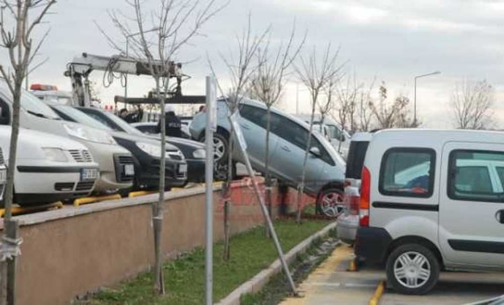 Hastane Bahçesinde Görünmez Kaza