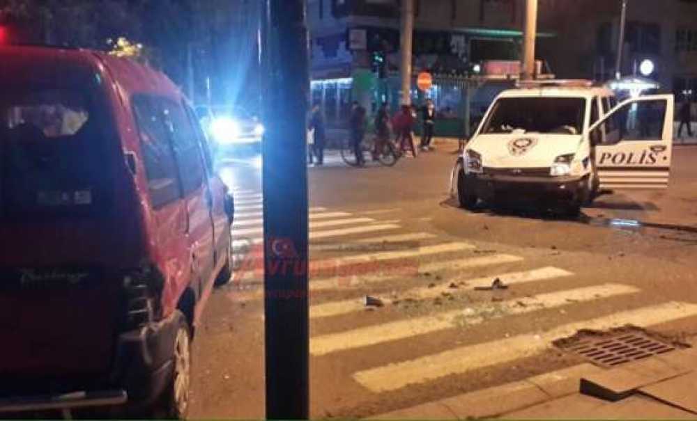 Polis Aracı Kazaya Karıştı: 2 Yaralı