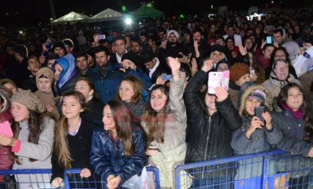 Işın Karaca Çorlu'yu Şarkılarıyla Isıttı